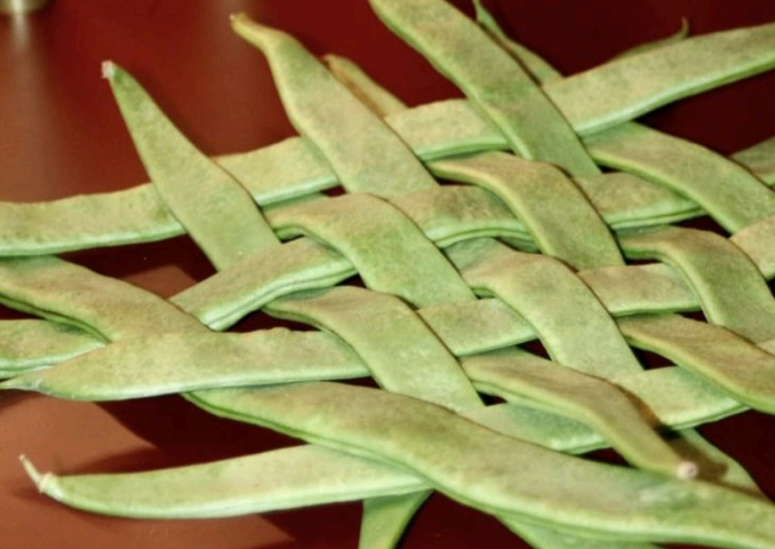 Green beans woven in an artistic pattern
